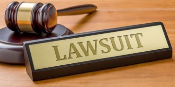 A gavel and a name plate with the engraving Lawsuit