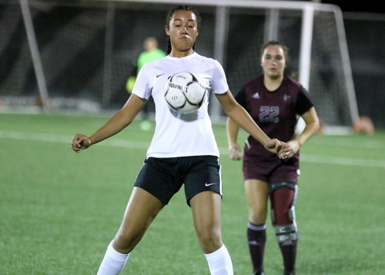 (Brad Davis/For LootPress) Oak Hill's Samiah Lynch receives a pass against Woodrow Wilson Thursday night in Beckley.