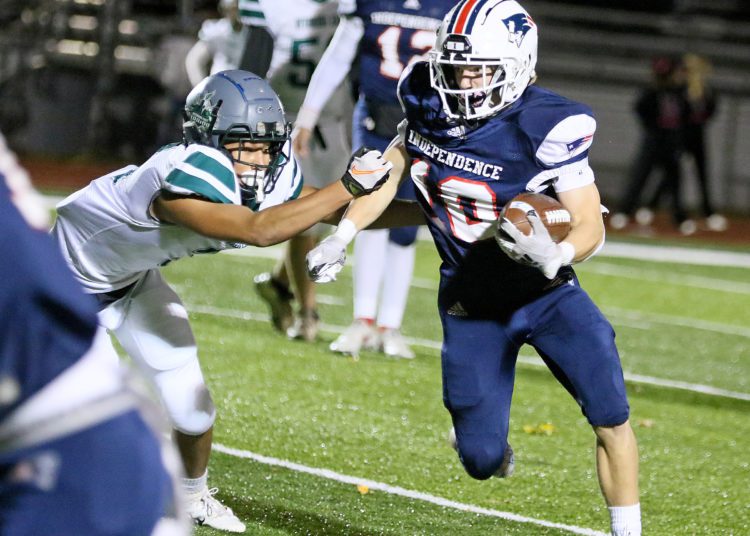 (Brad Davis/For LootPress) Independence's Judah Price shakes a tackle attempt from Wyoming East defender Eli Fralen Friday night in Coal City.