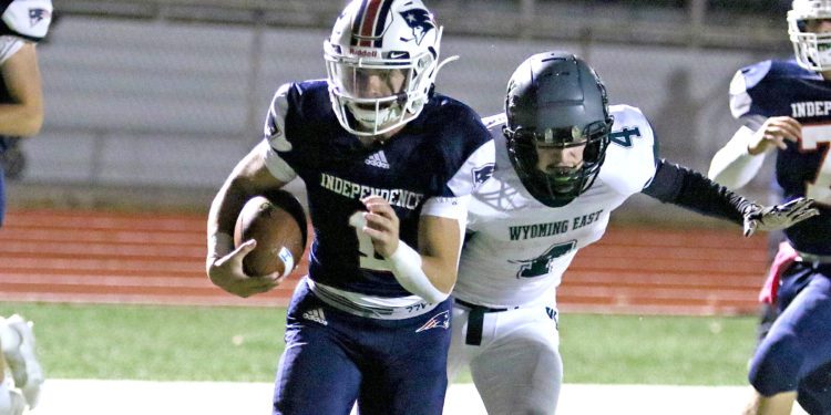(Brad Davis/For LootPress) Independence quarterback Trey Bowers keeps and runs for a touchdown against Wyoming East Friday night in Coal City.