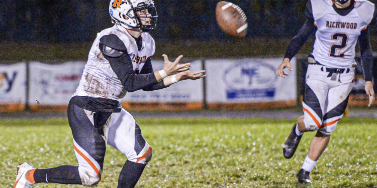 Richwood’s Dakota Sizemore returns a kick during during a game last season in Hinton (F. Brian Ferguson/Lootpress).
