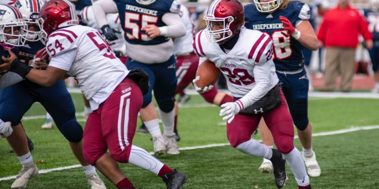 Blueifled's Amir Hairston carries the ball during the Class AA semifinal game against Independence last November in Coal City (Heather Belcher/Lootpress)