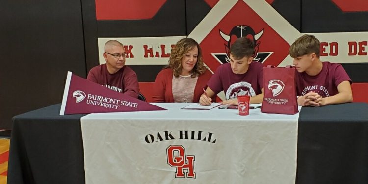 Oak Hill's Jack Hayes signs his LOI to play golf at Fairmont State Wednesday afternoon at Oak Hill High School.