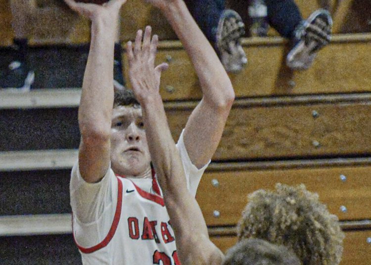 Oak Hill’s Trevor Kelly puts up a shot against GW during Friday action in Oak Hill. )F. Brian Ferguson/Lootpress)