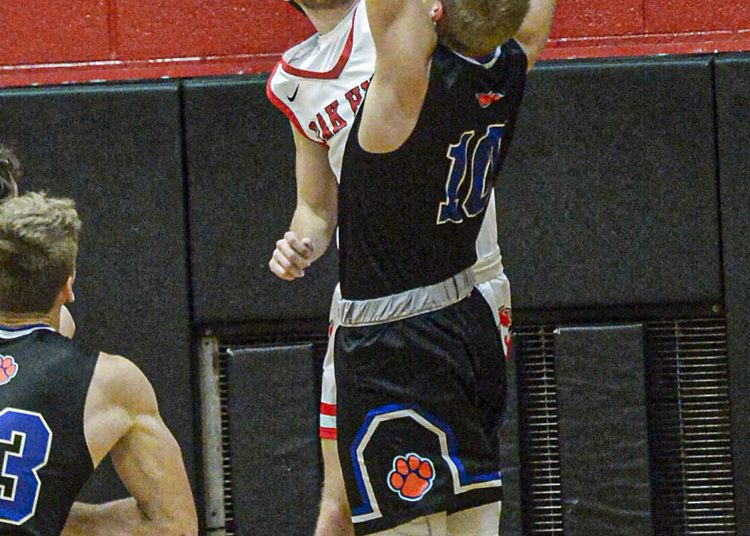Oak Hill’s Cade Maynor, left, attempts to block the shot of Princeton’s Grant Cochran during Tuesday action in Oak Hill. F. Brian Ferguson/Lootpress.
