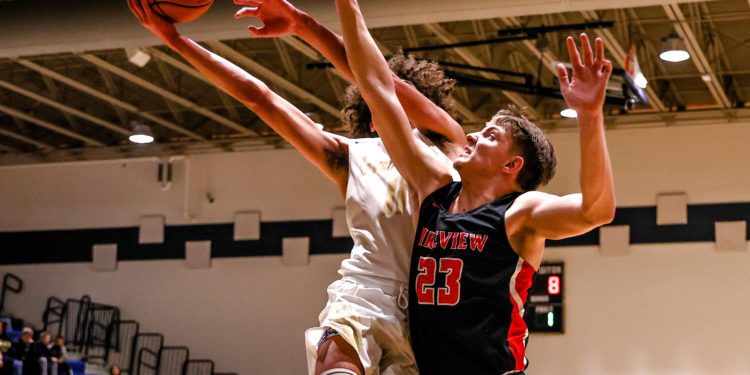 PikeView's Dylan Blake defends a shot against Shady Spring on Jan. 14 (Karen Akers/File Photo)
