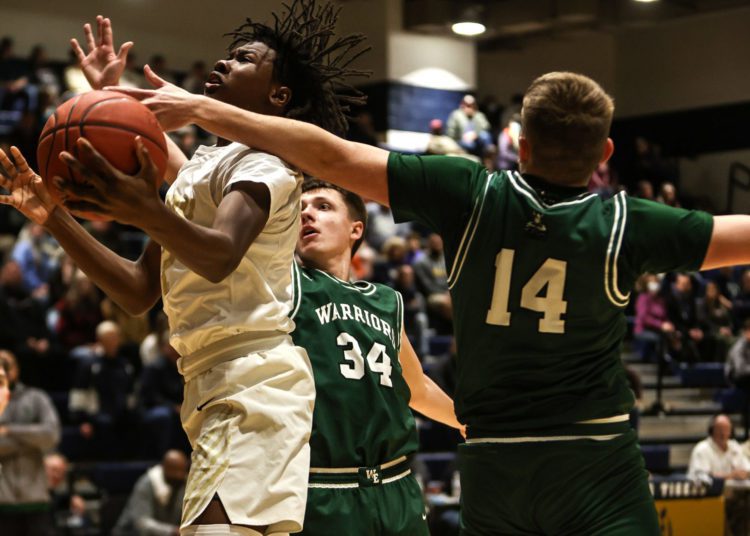 File Photo by Karen Akers
Shady Spring's Ammar Maxwell drives to the bucket during a game against Wyoming East on Feb. 2