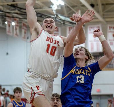 Chris Dorst/Gazette-Mail
Poca’s Isaac Mckneely goes up for a dunk against Logan’s Aiden Slack Feb. 4, 2022. The West Virginia Sports Writer’s Association Sunday named Mckneely the repeat winner of the Evans Award as the state’s top basketball player.