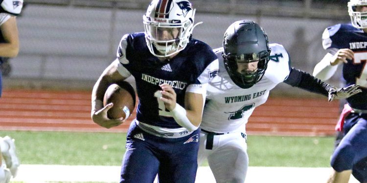 (Brad Davis/For LootPress) Independence quarterback Trey Bowers keeps and runs for a touchdown against Wyoming East last year in Coal City.