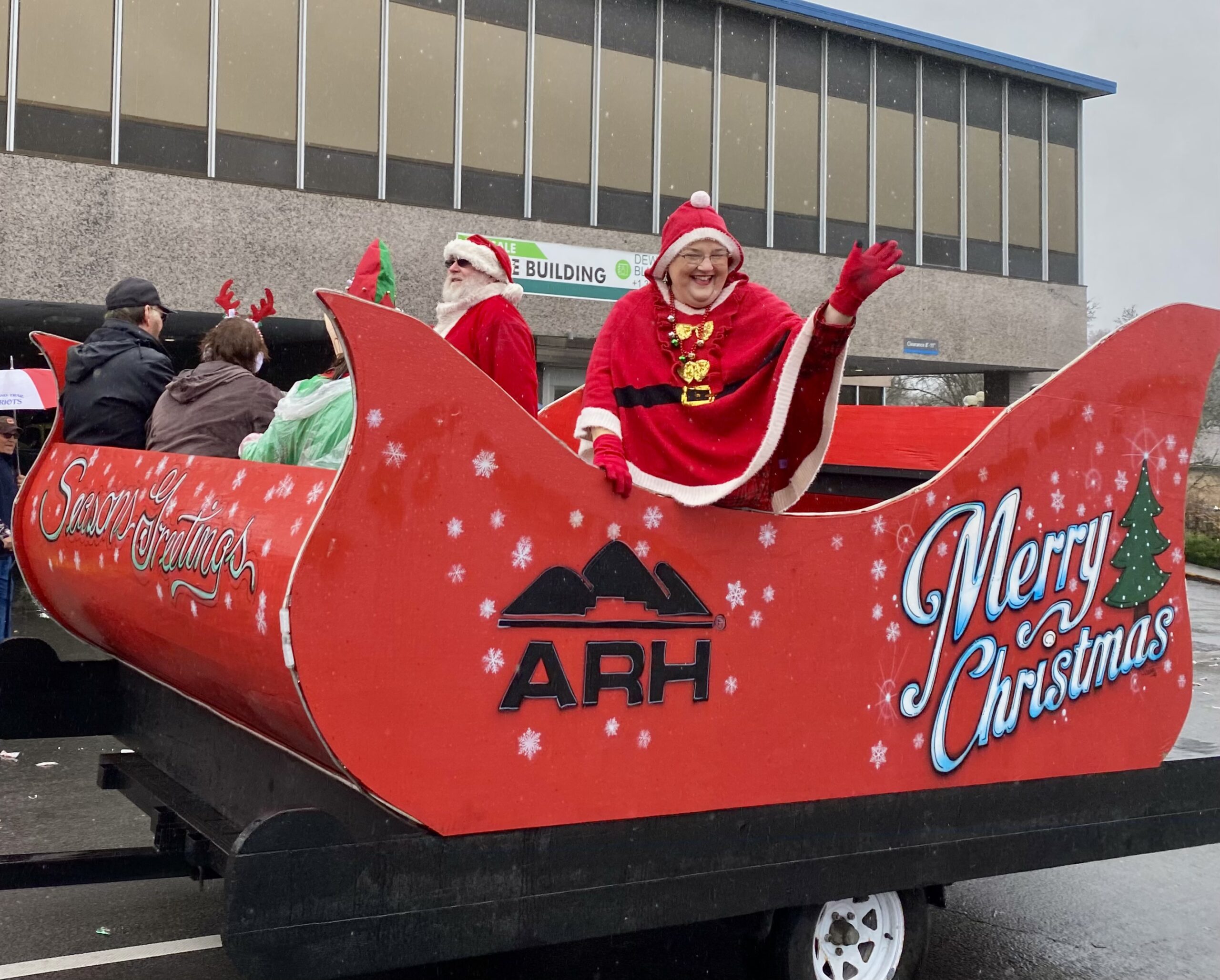 Rain no deterrent for Beckley Veterans and Christmas Parade