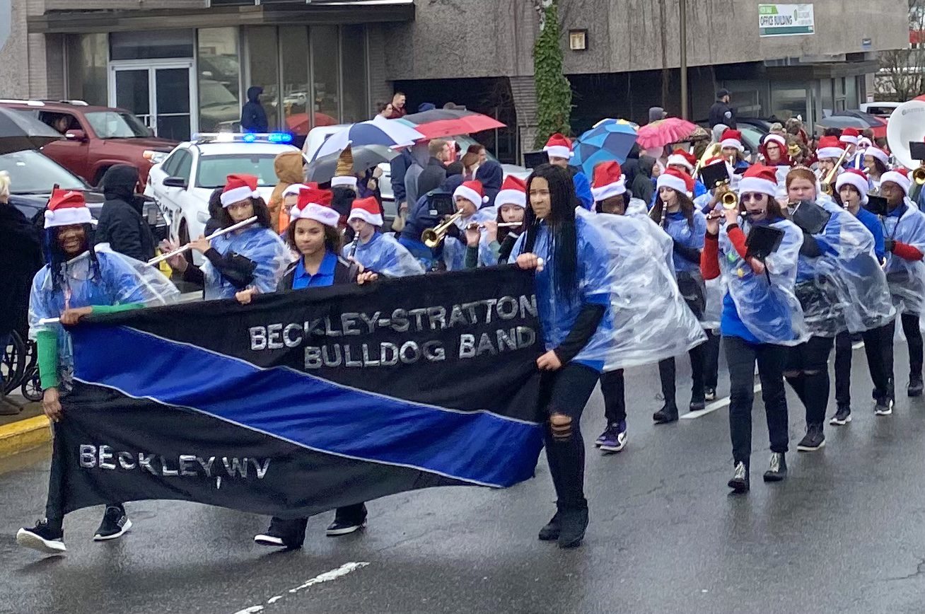 Rain no deterrent for Beckley Veterans and Christmas Parade