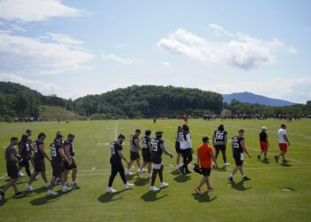 Members of the Cleveland Browns arrive at their team's NFL football training camp facility Saturday, July 22, 2023, in White Sulphur Springs, W.V. (AP Photo/Chris Carlson)