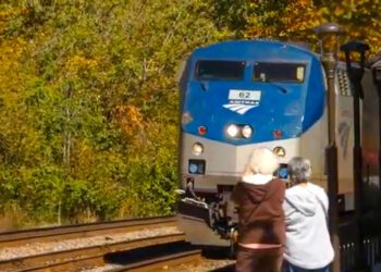 The Autumn Colors Express arrives in Hinton (2022) | Lootpress photo