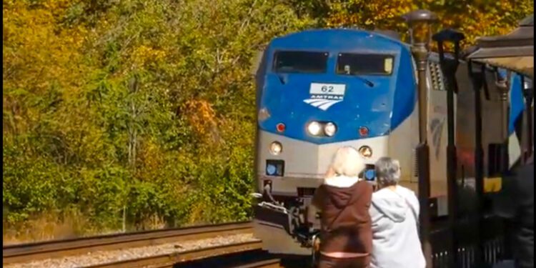 The Autumn Colors Express arrives in Hinton (2022) | Lootpress photo