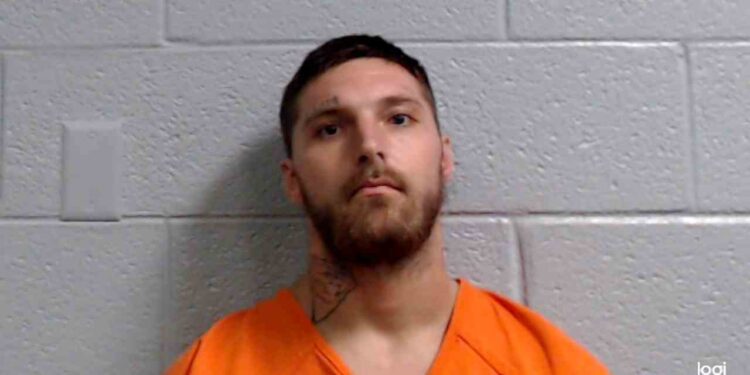 Beckley man charged after girlfriend allegedly found porn on his phone