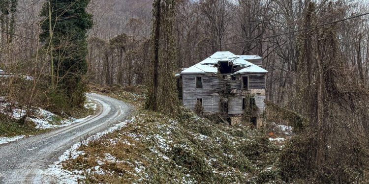 Abandoned house at Thayer along McKendree Road | Lootpress Photo