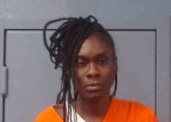 Woman beats her head on the ground, kicked and assaulted officers