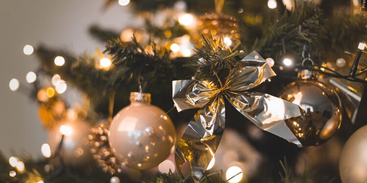 First Lady Invites Local Artisans to Help Decorate the Governor’s Mansion Christmas Tree